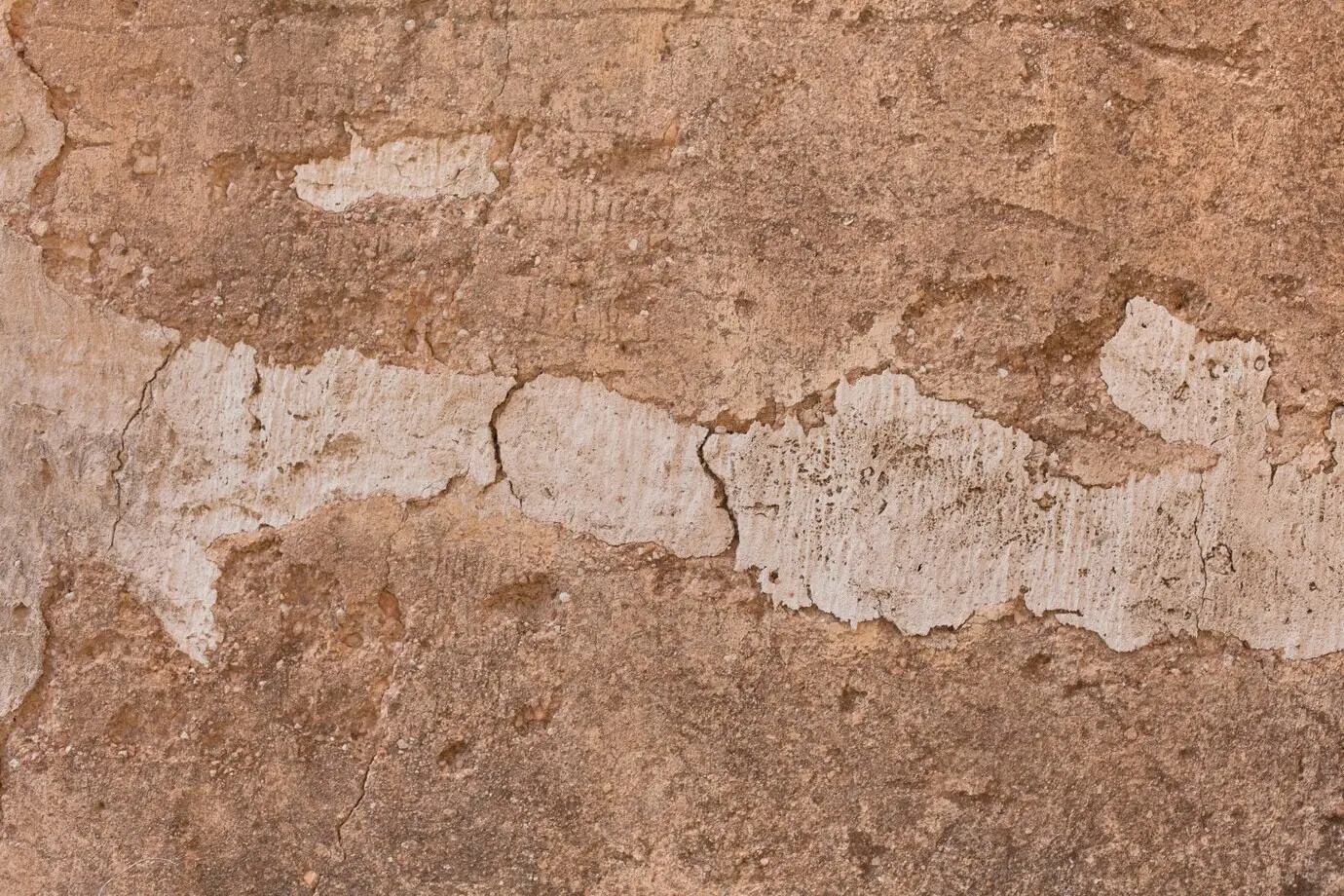 Beschädigte, rissige Wand